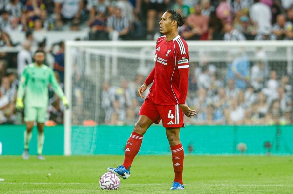 Van Dijk nói về Joe Gomez: Cho dù là bạn hay người chơi, tôi hy vọng anh ấy ở lại