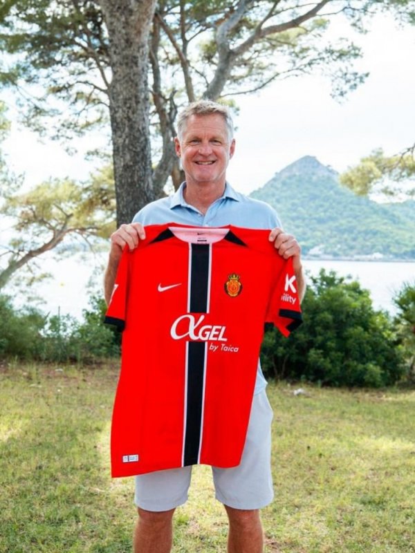 Steve Cole thăm câu lạc bộ bóng đá La Liga Mallorca và nhận Jersey số 25