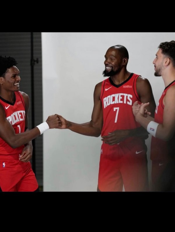 Bày tỏ lòng kính trọng cho tuổi trẻ và huyền thoại! KD tổ chức sinh nhật của mình với Kobe và Westbr