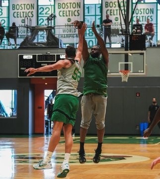 Anh ấy muốn chơi bóng rổ quá nhiều! Celtics Self Media Bài viết ảnh: Jaylen Brown Jump Shot Tatum qu